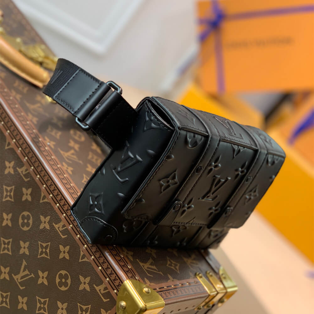 LV TRUNK SLINGBAG