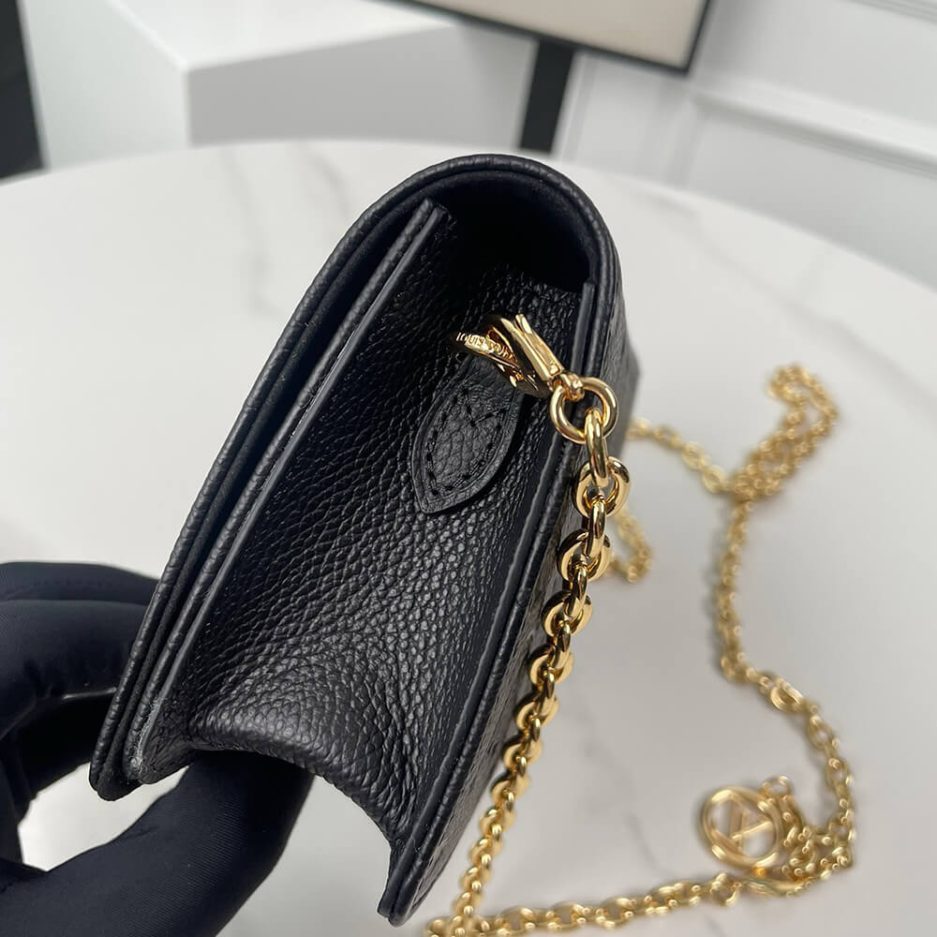 LV Wallet On Chain Lily