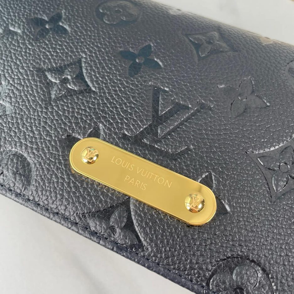 LV Wallet On Chain Lily